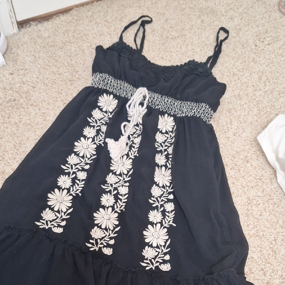 Womans Small Embroidered Dress (Size Small)